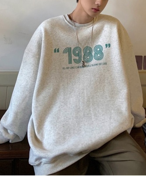 MGV(エムジーヴィー)の「"1988"ユニークフォントトレーナー(スウェット・メンズ・グレー/ブラック/オレンジ/ベージュ/ダークグレー・MEDIUM/LARGE/X-LARGE)」の3枚目の写真