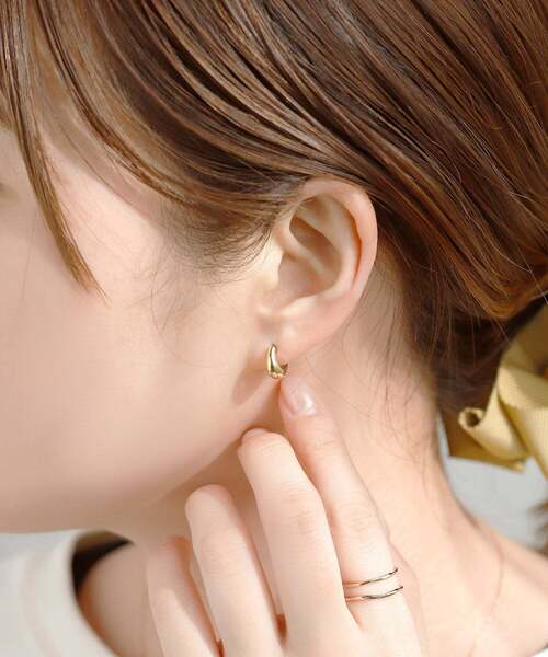ANEMONE(アネモネ)の「ドロップラインミニフープピアス(ピアス(両耳用)・レディース・ゴールド/シルバー/ピンクゴールド・FREE)」の7枚目の写真