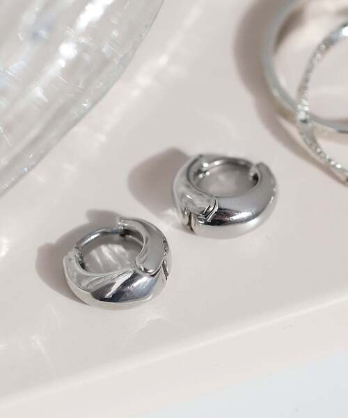 ANEMONE(アネモネ)の「ドロップラインミニフープピアス(ピアス(両耳用)・レディース・ゴールド/シルバー/ピンクゴールド・FREE)」の5枚目の写真