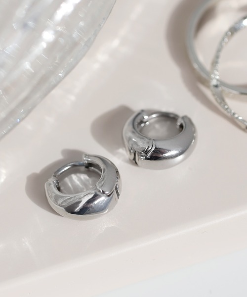 ANEMONE(アネモネ)の「ドロップラインミニフープピアス(ピアス(両耳用)・レディース・ゴールド/シルバー/ピンクゴールド・FREE)」の1枚目の写真