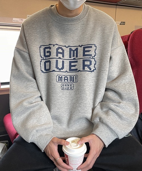 NOWLE(ノウル)の「【NOWLE】GAME OVERプリント ビッグシルエット トレーナー(スウェット・メンズ・ブラック/グレー/ブルー・MEDIUM/LARGE/X-LARGE/XX-LARGE)」の1枚目の写真