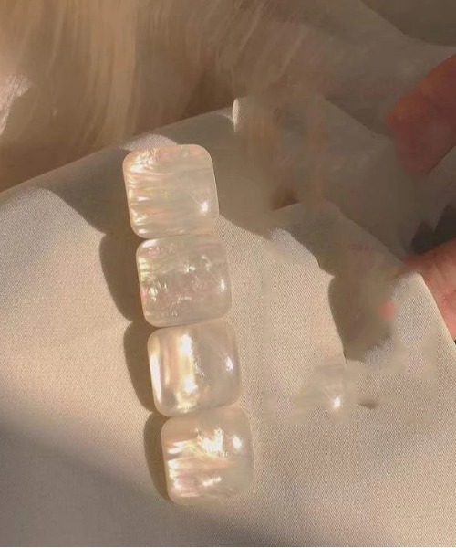 ammy.（エイミードット）の「【 ammy. / エイミードット 】 シェル オーロラ ホワイト ヘアピン（ヘアピン・レディース・A/B/C/D・FREE）」の2枚目の写真