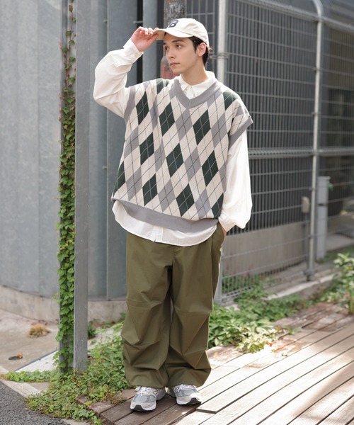 WEGO（ウィゴー）の「WEGO/アーガイルルーズニットベスト（ベスト・メンズ・グリーン系その他2/ホワイト系その他2/グレー系その他2/ブルー系その他2・MEDIUM/LARGE）」の20枚目の写真