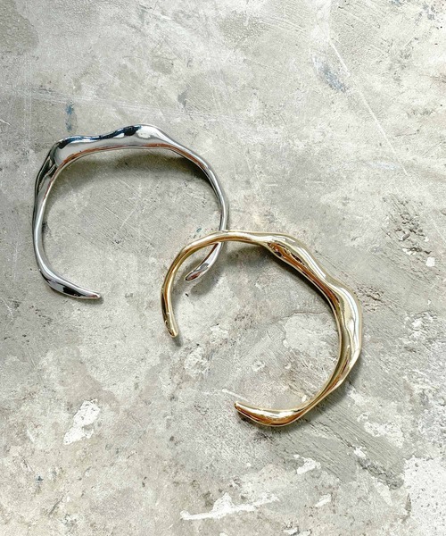 Crisp（クリスプ）の「ルーズカーブバングル（バングル/リストバンド・レディース・シルバー/ゴールド・FREE）」の2枚目の写真