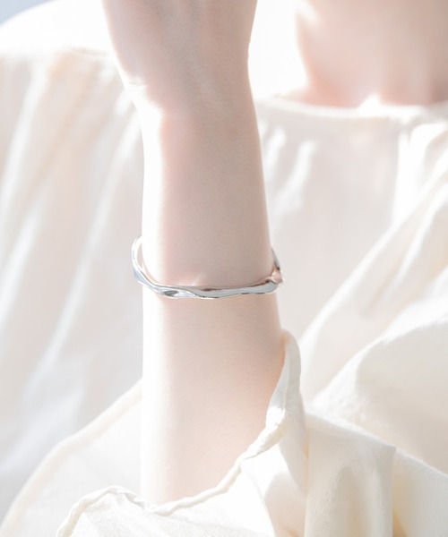 Crisp（クリスプ）の「ルーズカーブバングル（バングル/リストバンド・レディース・シルバー/ゴールド・FREE）」の8枚目の写真