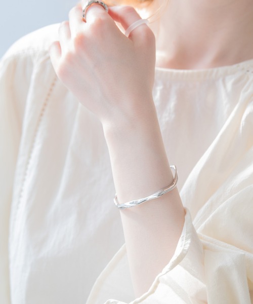 Crisp（クリスプ）の「ルーズカーブバングル（バングル/リストバンド・レディース・シルバー/ゴールド・FREE）」の9枚目の写真