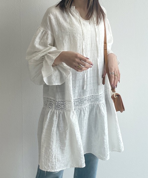 w closet(ダブルクローゼット)の「バンドネックレース切替チュニックワンピース(ワンピース・レディース・オフホワイト/グリーン/サックスブルー・FREE)」の1枚目の写真