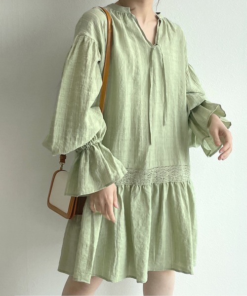 w closet(ダブルクローゼット)の「バンドネックレース切替チュニックワンピース(ワンピース・レディース・オフホワイト/グリーン/サックスブルー・FREE)」の2枚目の写真
