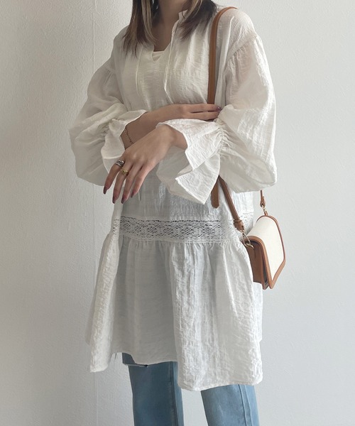w closet(ダブルクローゼット)の「バンドネックレース切替チュニックワンピース(ワンピース・レディース・オフホワイト/グリーン/サックスブルー・FREE)」の7枚目の写真