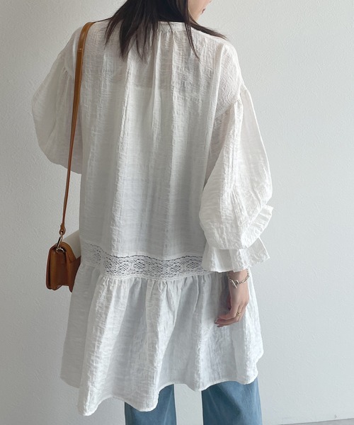 w closet(ダブルクローゼット)の「バンドネックレース切替チュニックワンピース(ワンピース・レディース・オフホワイト/グリーン/サックスブルー・FREE)」の10枚目の写真
