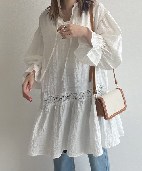 w closet(ダブルクローゼット)の「バンドネックレース切替チュニックワンピース(ワンピース・レディース・オフホワイト/グリーン/サックスブルー・FREE)」の11枚目の写真