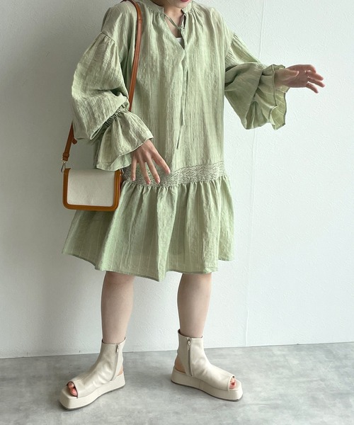 w closet(ダブルクローゼット)の「バンドネックレース切替チュニックワンピース(ワンピース・レディース・オフホワイト/グリーン/サックスブルー・FREE)」の16枚目の写真