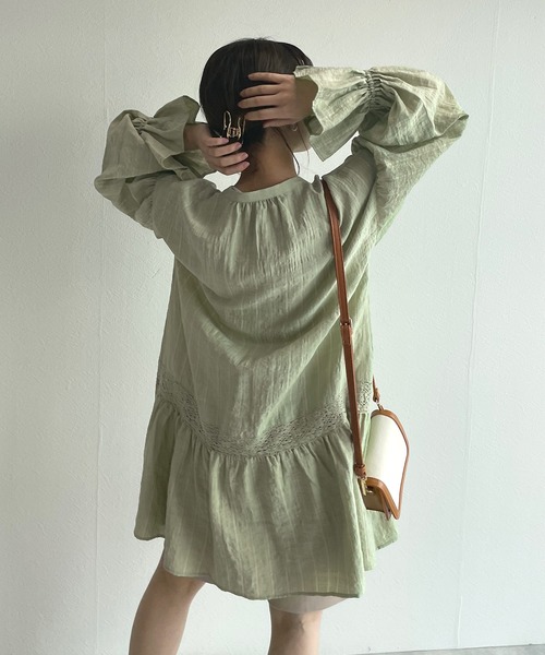 w closet(ダブルクローゼット)の「バンドネックレース切替チュニックワンピース(ワンピース・レディース・オフホワイト/グリーン/サックスブルー・FREE)」の19枚目の写真