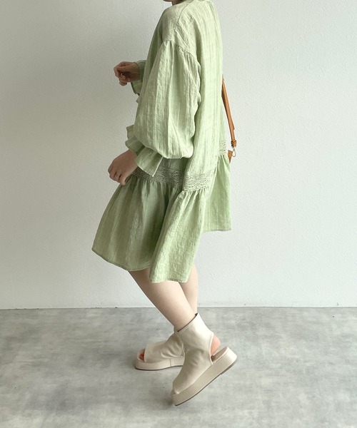w closet(ダブルクローゼット)の「バンドネックレース切替チュニックワンピース(ワンピース・レディース・オフホワイト/グリーン/サックスブルー・FREE)」の20枚目の写真