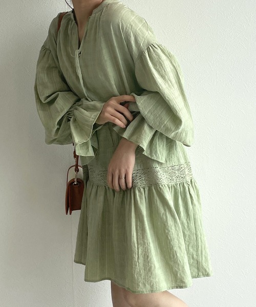 w closet(ダブルクローゼット)の「バンドネックレース切替チュニックワンピース(ワンピース・レディース・オフホワイト/グリーン/サックスブルー・FREE)」の21枚目の写真