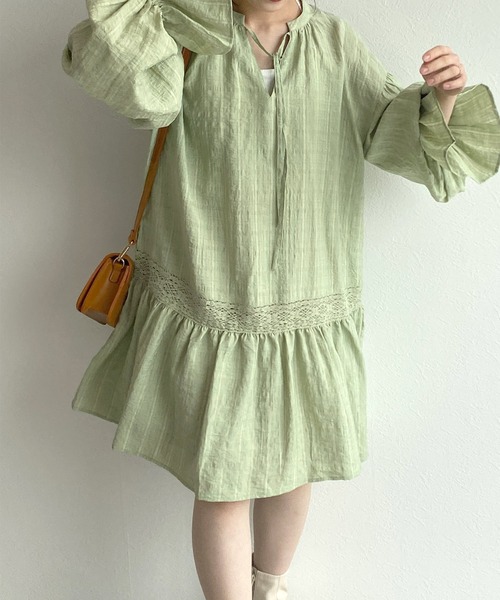 w closet(ダブルクローゼット)の「バンドネックレース切替チュニックワンピース(ワンピース・レディース・オフホワイト/グリーン/サックスブルー・FREE)」の22枚目の写真