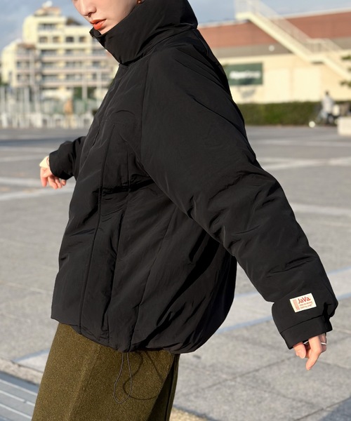 Java（ジャバ）の「《JaVa ジャバコラボ》暖かの殿堂入り。中綿入り切替えスタンドネックブルゾン（ダウンジャケット/コート・レディース・ブラック/ベージュ・MEDIUM/LARGE/X-LARGE）」の3枚目の写真