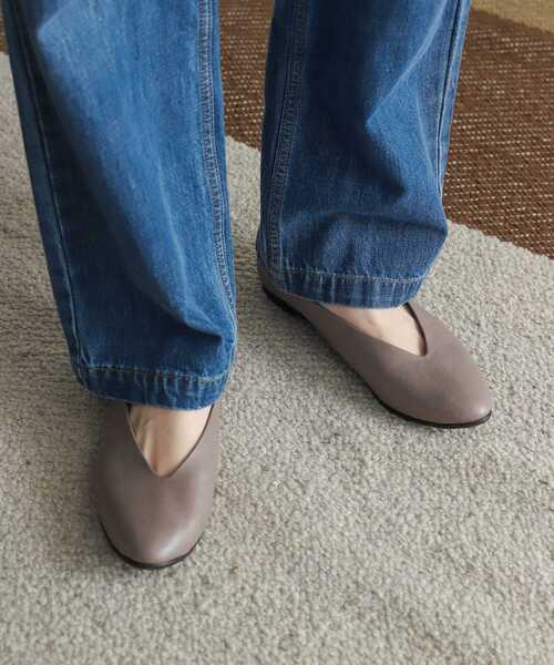 URBAN RESEARCH DOORS（アーバンリサーチドアーズ）の「Vカットパンプス（パンプス・レディース・ブラック/ブラウン系その他/ベージュ系その他・37/35/38/36）」の4枚目の写真