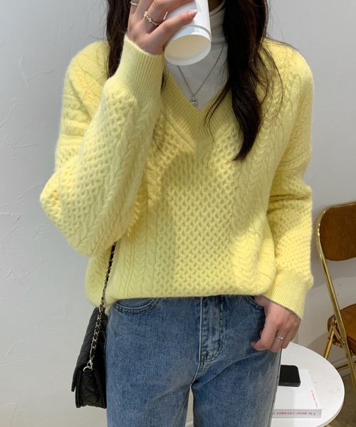 ECLIN(エクラン)の「ローゲージVネックケーブルニットプルオーバー(ニット/セーター・レディース・カーキ/ブルー/イエロー/ピンク・FREE)」の4枚目の写真