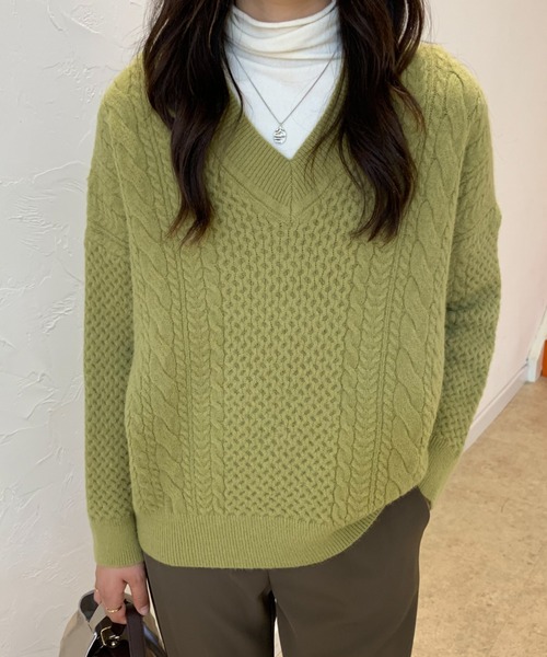 ECLIN(エクラン)の「ローゲージVネックケーブルニットプルオーバー(ニット/セーター・レディース・カーキ/ブルー/イエロー/ピンク・FREE)」の5枚目の写真