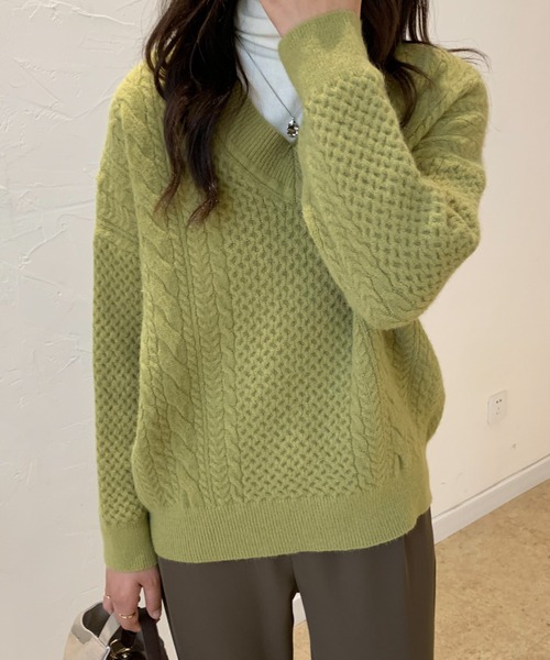 ECLIN(エクラン)の「ローゲージVネックケーブルニットプルオーバー(ニット/セーター・レディース・カーキ/ブルー/イエロー/ピンク・FREE)」の7枚目の写真