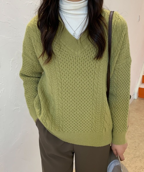 ECLIN(エクラン)の「ローゲージVネックケーブルニットプルオーバー(ニット/セーター・レディース・カーキ/ブルー/イエロー/ピンク・FREE)」の8枚目の写真