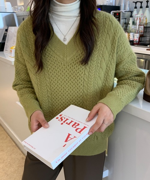 ECLIN(エクラン)の「ローゲージVネックケーブルニットプルオーバー(ニット/セーター・レディース・カーキ/ブルー/イエロー/ピンク・FREE)」の11枚目の写真