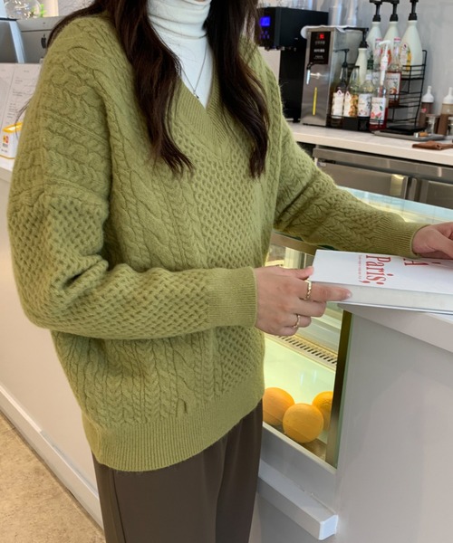 ECLIN(エクラン)の「ローゲージVネックケーブルニットプルオーバー(ニット/セーター・レディース・カーキ/ブルー/イエロー/ピンク・FREE)」の12枚目の写真