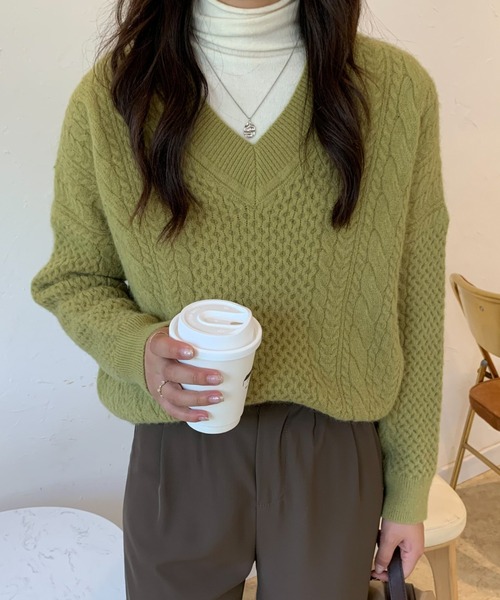 ECLIN(エクラン)の「ローゲージVネックケーブルニットプルオーバー(ニット/セーター・レディース・カーキ/ブルー/イエロー/ピンク・FREE)」の19枚目の写真