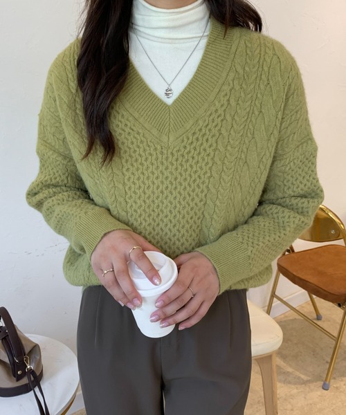 ECLIN(エクラン)の「ローゲージVネックケーブルニットプルオーバー(ニット/セーター・レディース・カーキ/ブルー/イエロー/ピンク・FREE)」の16枚目の写真