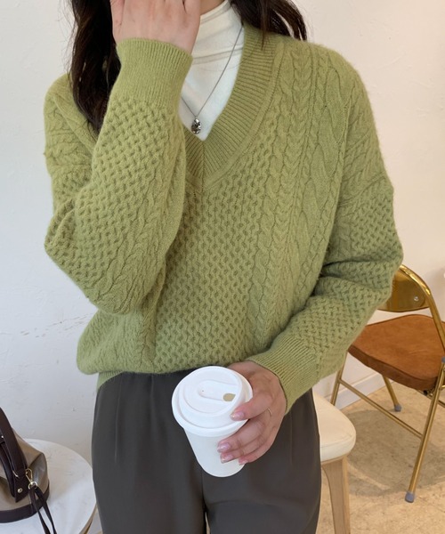 ECLIN(エクラン)の「ローゲージVネックケーブルニットプルオーバー(ニット/セーター・レディース・カーキ/ブルー/イエロー/ピンク・FREE)」の17枚目の写真