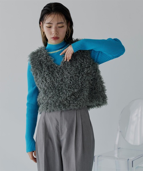 HEVE ヘイブ　ブラックフリンジVネックベスト miette（ミエット）の「ﾌﾘﾝｼﾞVﾈｯｸﾍﾞｽﾄ（ベスト）」 - WEAR