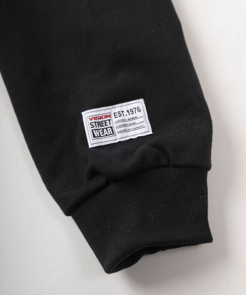 VISION STREET WEAR(ヴィジョンストリートウェア)の「【VISION STREET WEAR/ヴィジョンストリートウェア】バックプリント ランダム ステッカーデザイン クルーネック スウェット/ビッグシルエット/裏毛(スウェット・メンズ・ブラック/グレー/レッド/イエロー・M/L/XL)」の5枚目の写真