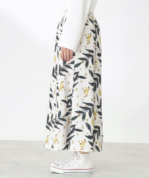 THE SHOP TK （ザ ショップ ティーケー ）の「◆【1枚でサマになる/華やか】ミモザブーケ柄フレアスカート（スカート・レディース・ブラック系/ホワイト系3・99）」の8枚目の写真
