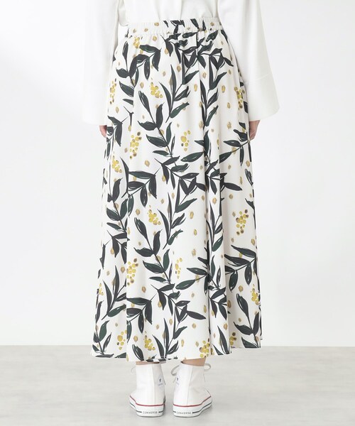 THE SHOP TK （ザ ショップ ティーケー ）の「◆【1枚でサマになる/華やか】ミモザブーケ柄フレアスカート（スカート・レディース・ブラック系/ホワイト系3・99）」の9枚目の写真