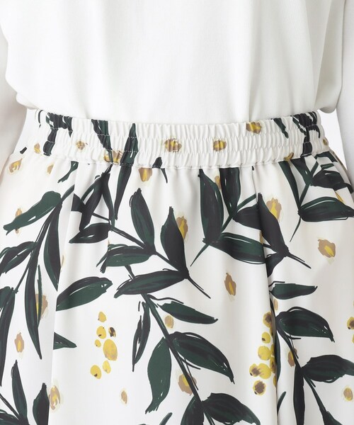 THE SHOP TK （ザ ショップ ティーケー ）の「◆【1枚でサマになる/華やか】ミモザブーケ柄フレアスカート（スカート・レディース・ブラック系/ホワイト系3・99）」の10枚目の写真