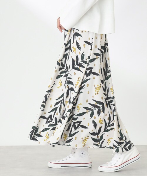 THE SHOP TK （ザ ショップ ティーケー ）の「◆【1枚でサマになる/華やか】ミモザブーケ柄フレアスカート（スカート・レディース・ブラック系/ホワイト系3・99）」の19枚目の写真