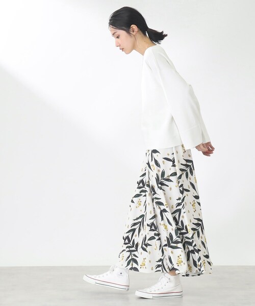 THE SHOP TK （ザ ショップ ティーケー ）の「◆【1枚でサマになる/華やか】ミモザブーケ柄フレアスカート（スカート・レディース・ブラック系/ホワイト系3・99）」の4枚目の写真