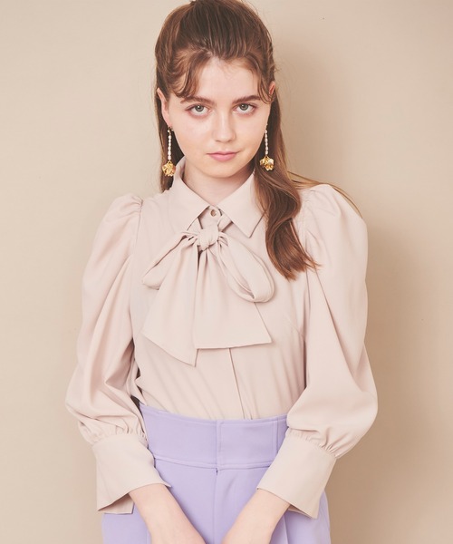 31 Sons de mode(トランテアン ソン ドゥ モード)の「襟付きボウタイブラウス(シャツ/ブラウス・レディース・オフホワイト/ベージュ/ネイビー・36)」の1枚目の写真