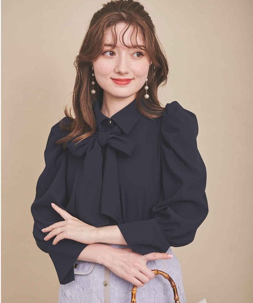 31 Sons de mode(トランテアン ソン ドゥ モード)の「襟付きボウタイブラウス(シャツ/ブラウス・レディース・オフホワイト/ベージュ/ネイビー・36)」の3枚目の写真