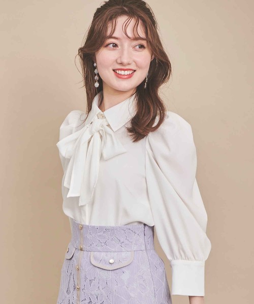 31 Sons de mode(トランテアン ソン ドゥ モード)の「襟付きボウタイブラウス(シャツ/ブラウス・レディース・オフホワイト/ベージュ/ネイビー・36)」の22枚目の写真