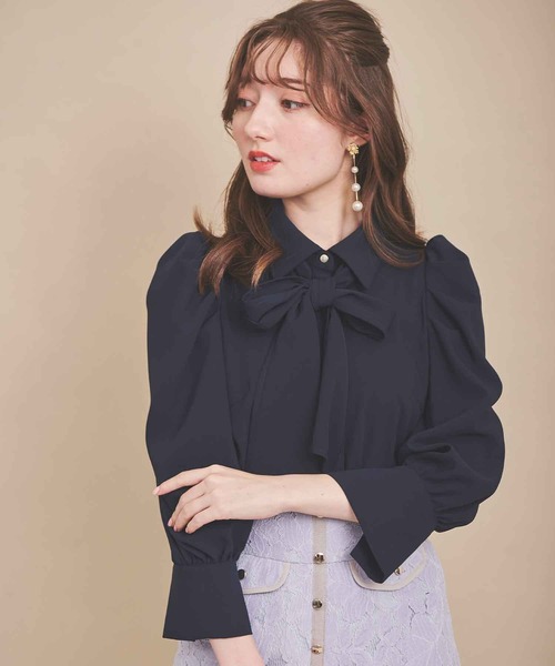 31 Sons de mode(トランテアン ソン ドゥ モード)の「襟付きボウタイブラウス(シャツ/ブラウス・レディース・オフホワイト/ベージュ/ネイビー・36)」の6枚目の写真