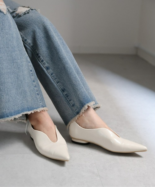 ap retro(アプレトロ)の「Vカットマニッシュパンプス(パンプス・レディース・アイボリー/ブラック・MEDIUM/LARGE)」の3枚目の写真