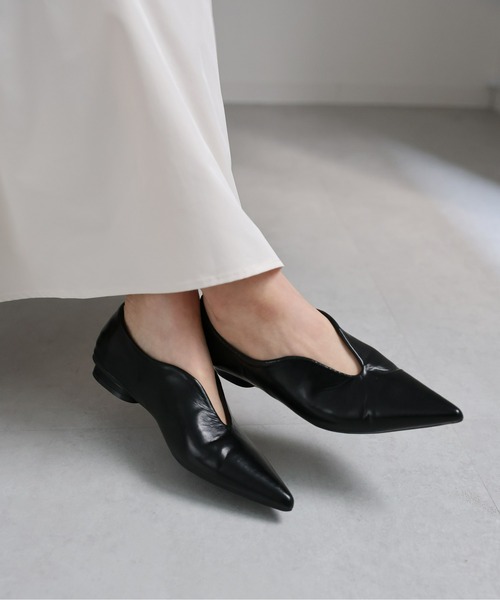 ap retro(アプレトロ)の「Vカットマニッシュパンプス(パンプス・レディース・アイボリー/ブラック・MEDIUM/LARGE)」の11枚目の写真