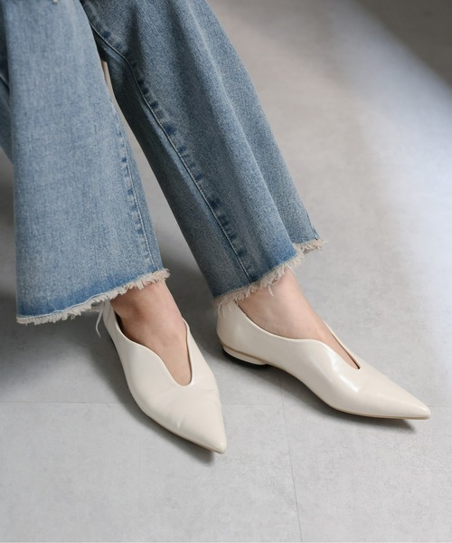 ap retro(アプレトロ)の「Vカットマニッシュパンプス(パンプス・レディース・アイボリー/ブラック・MEDIUM/LARGE)」の4枚目の写真