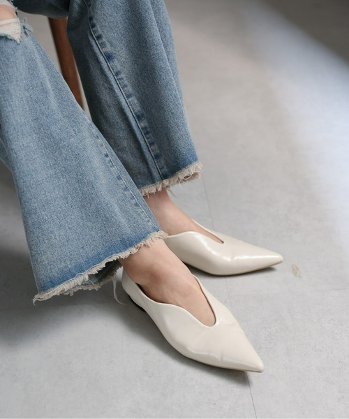 ap retro(アプレトロ)の「Vカットマニッシュパンプス(パンプス・レディース・アイボリー/ブラック・MEDIUM/LARGE)」の5枚目の写真