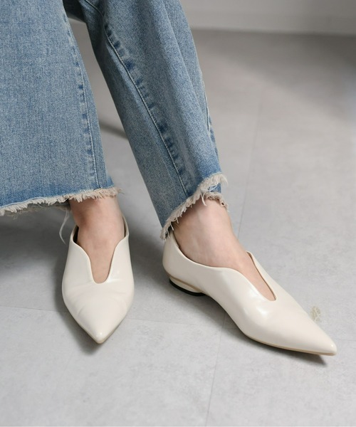 ap retro(アプレトロ)の「Vカットマニッシュパンプス(パンプス・レディース・アイボリー/ブラック・MEDIUM/LARGE)」の6枚目の写真