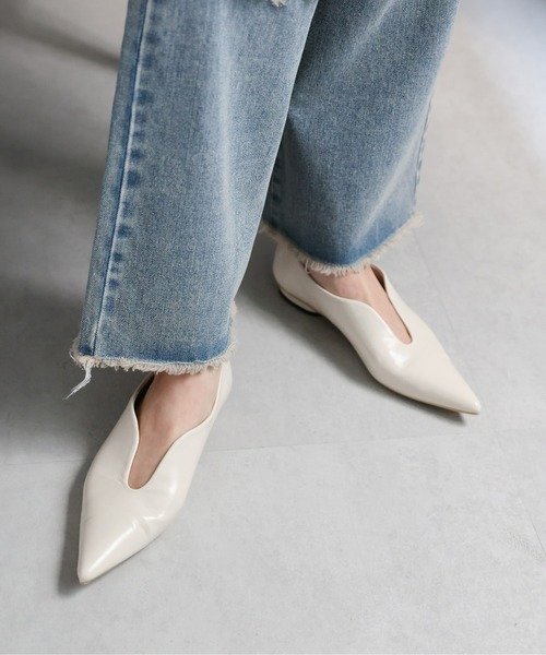 ap retro(アプレトロ)の「Vカットマニッシュパンプス(パンプス・レディース・アイボリー/ブラック・MEDIUM/LARGE)」の7枚目の写真