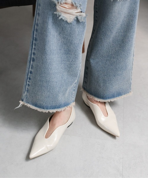 ap retro(アプレトロ)の「Vカットマニッシュパンプス(パンプス・レディース・アイボリー/ブラック・MEDIUM/LARGE)」の8枚目の写真