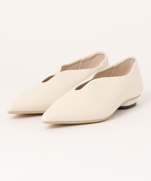 ap retro(アプレトロ)の「Vカットマニッシュパンプス(パンプス・レディース・アイボリー/ブラック・MEDIUM/LARGE)」の12枚目の写真